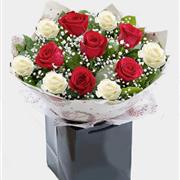 12 Red &amp; White Rose Bouquet