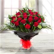 18 Dramatic Large Red Roses 